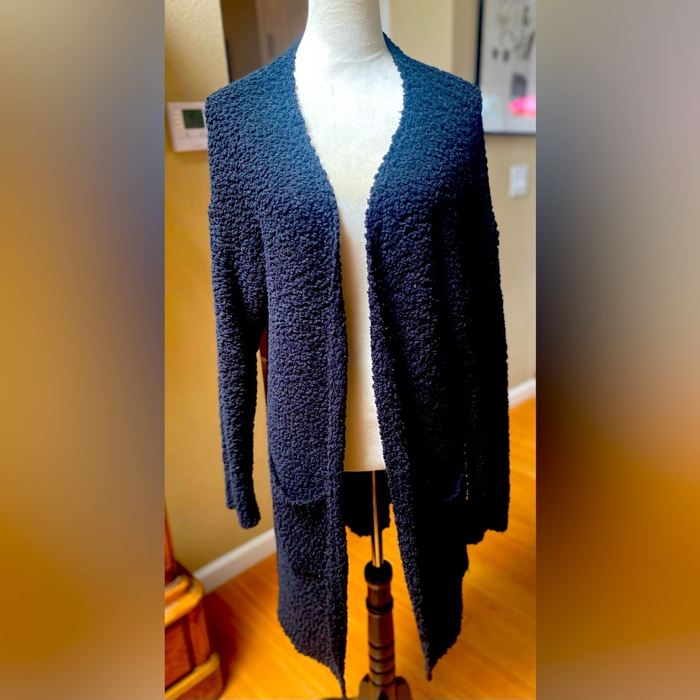 Women’s long black sweater with two front pockets